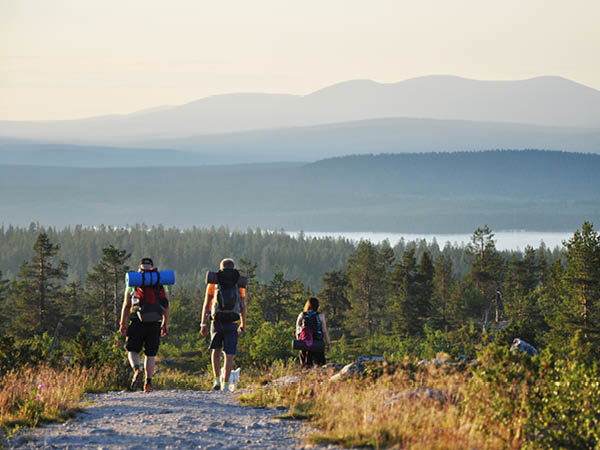 Senderismo alrededor del bosque y el lago en Lahti