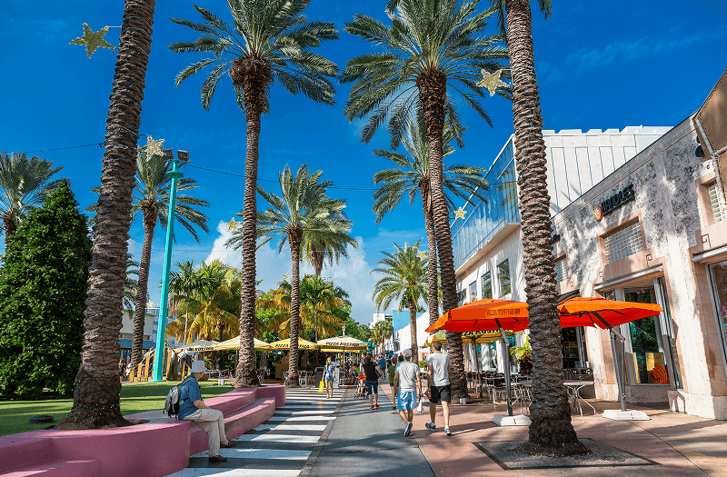 The outdoor Lincoln Road Shopping District in Miami with many people wandering along.
